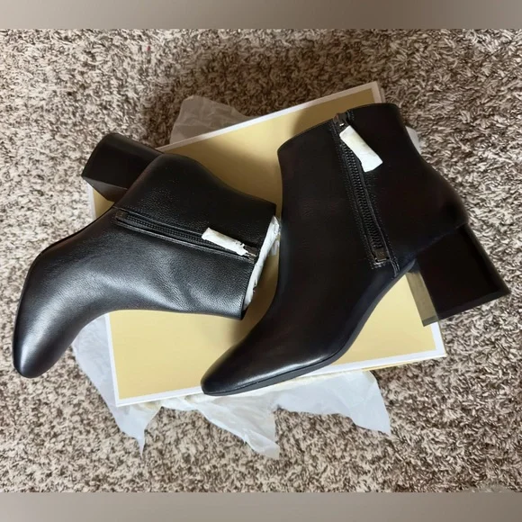 NWT New In Box MICHAEL MICHAEL KORS
Alane Pebbled Leather Ankle Boot Size 8.5 - Picture 7 of 11
